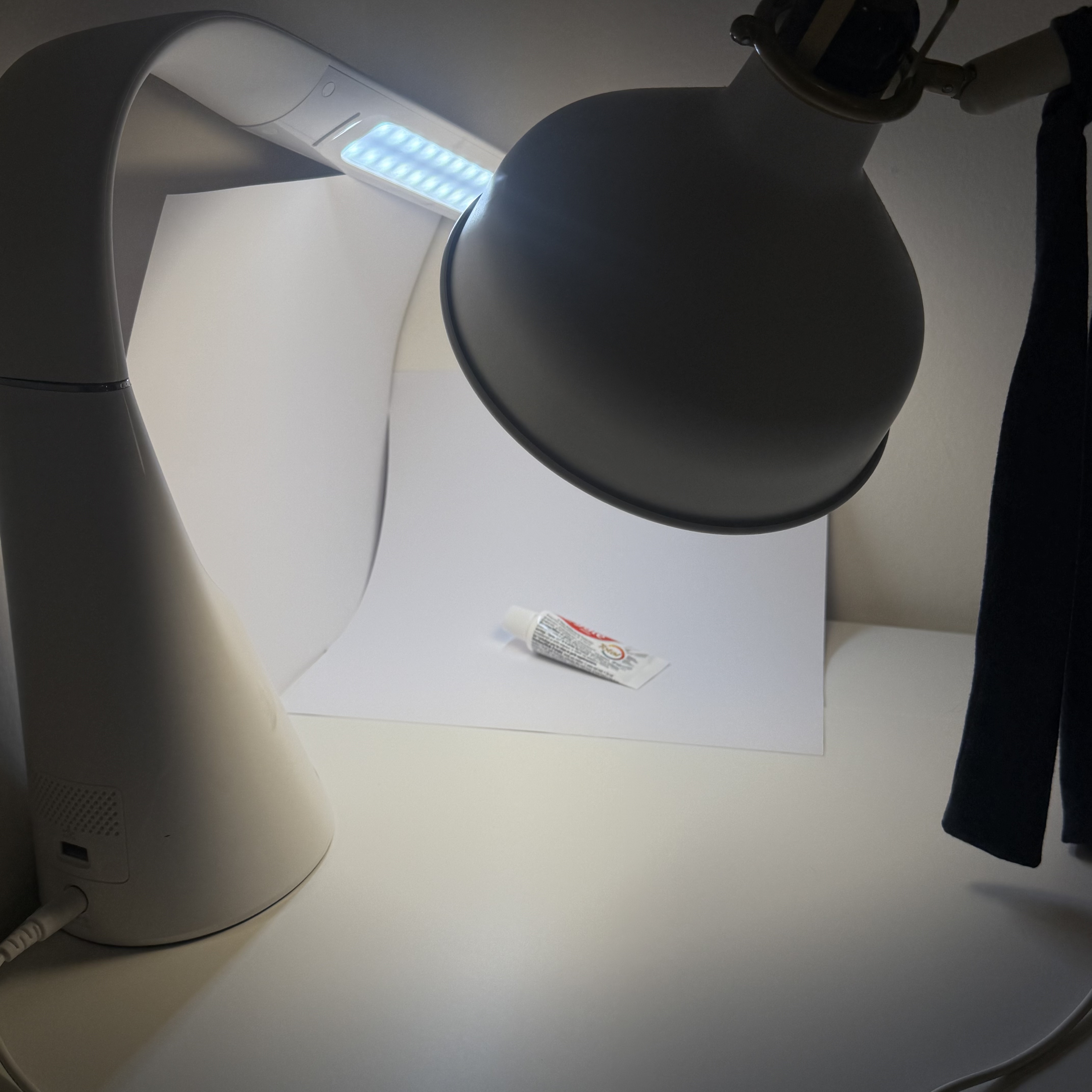 It shows how I taking the photos of the objects, I used a white paper as my background, and one warm light and one cold light as my light sources. And different ways I set my light will cause different effect to my photos.